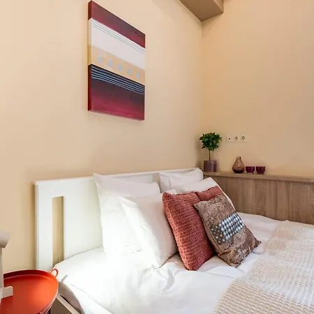 - - Comfy Apartment *