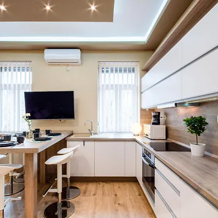 - - Comfy Apartment Budapest